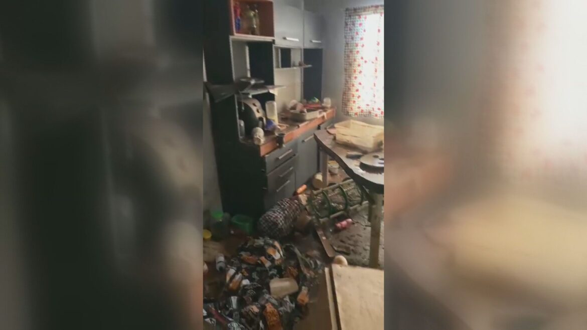 chuvas-no-rs:-moradores-encontram-casas-destruidas-apos-enchentes-em-canoas-|-cnn-brasil