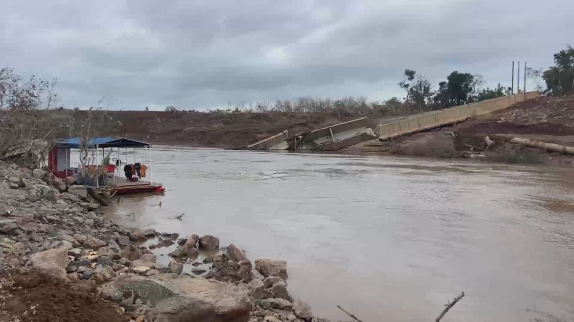 chuvas-no-rs:-travessia-de-bote-liga-cidades-apos-queda-de-ponte-|-cnn-brasil