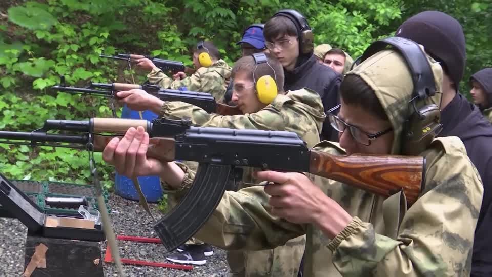 com-russia-em-guerra,-adolescentes-trocam-sala-de-aula-por-campo-de-tiro-|-cnn-brasil