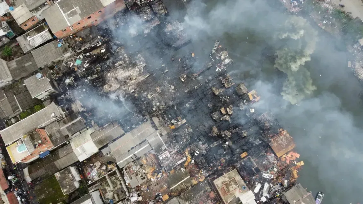 cerca-de-100-familias-foram-atingidas-por-grande-incendio-em-santos-|-cnn-brasil