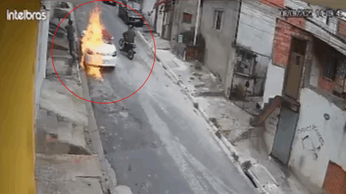 video:-homens-em-moto-incendeiam-porsche-na-zona-sul-de-sp-|-cnn-brasil