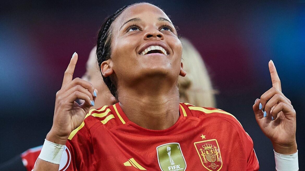 bola-de-ouro:-vicky-lopez-vence-trofeu-kopa-feminino-|-cnn-brasil