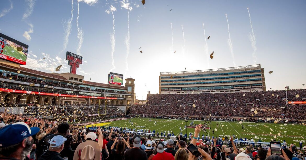 tecnico-faz-apelo-para-que-torcida-pare-de-jogar-tortilhas-durante-jogos-|-cnn-brasil