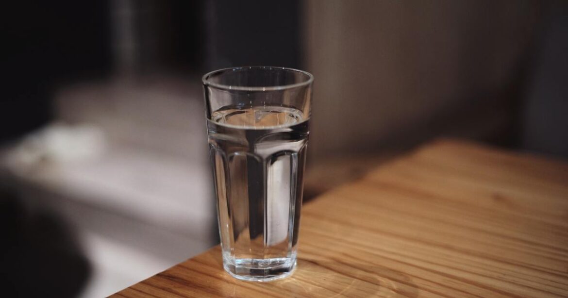 homem-que-bebeu-agua-mineral-e-foi-hospitalizado-teve-queimadura-de-contato-|-cnn-brasil