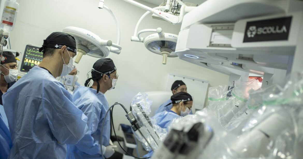 medico-opera-brasileiro-a-12-mil-km-de-distancia-e-entra-para-o-guinness-|-cnn-brasil