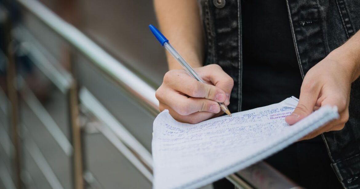 enem-2025:-voce-sabe-quem-corrige-a-redacao-e-como-a-nota-e-formada?-|-cnn-brasil