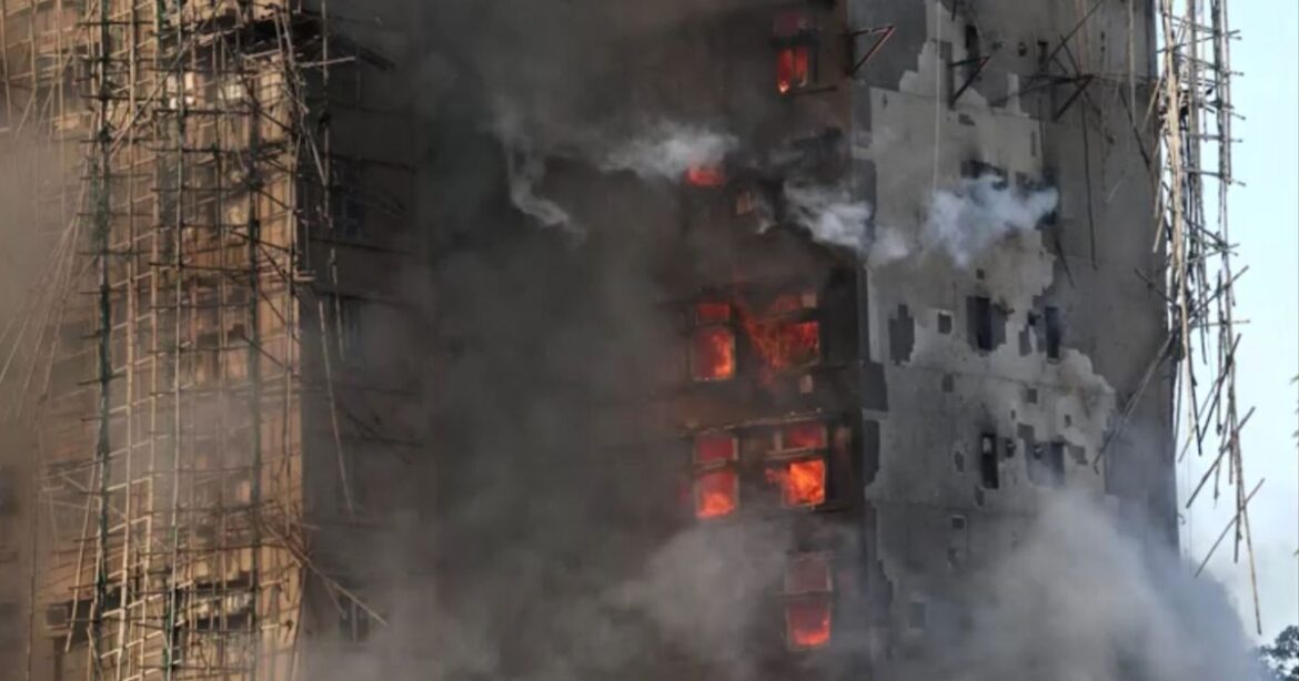 incendio-em-hong-kong:-tres-homens-sao-presos-e-acusados-de-negligencia-|-cnn-brasil