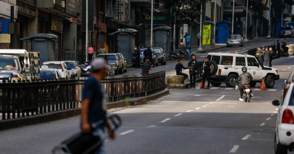 venezuelanos-tentam-retornar-a-normalidade-em-meio-a-temores-de-repressao-|-cnn-brasil