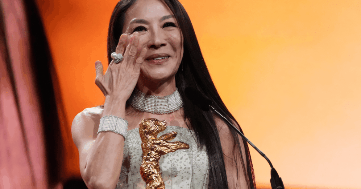 festival-de-berlim:-michelle-yeoh-vai-as-lagrimas-ao-receber-urso-de-ouro-|-cnn-brasil