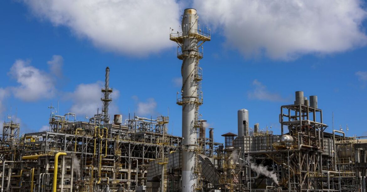 petroleo-fecha-em-alta-em-meio-a-tensoes-entre-eua-e-ira-|-cnn-brasil